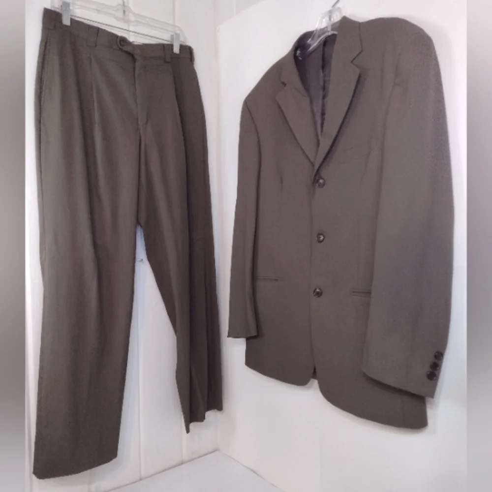 J.Ferrar men's classic suit size (38)R.
